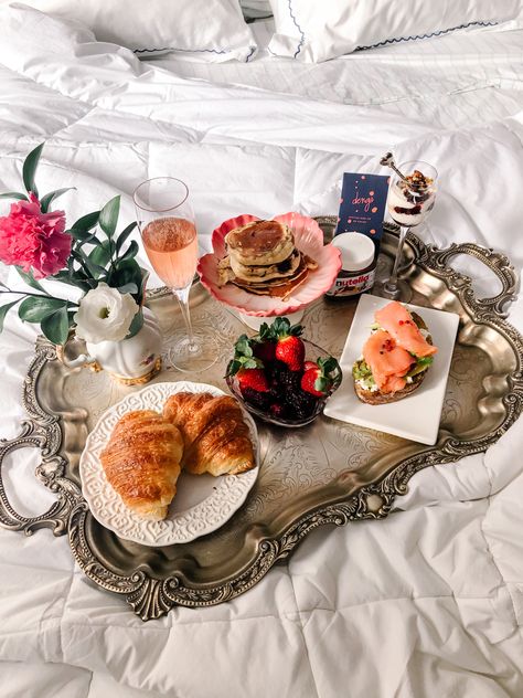 Breakfast In Bed Ideas Birthday, Mothersday Breakfast In Bed, Bed Food Tray, Breakfast In Bed Tray Aesthetic, Breakfast In Bed For Girlfriend, Breakfast In Bed Proposal, Valentines Breakfast In Bed, Romantic Breakfast In Bed Aesthetic, Breakfast In Bed Ideas For Mom