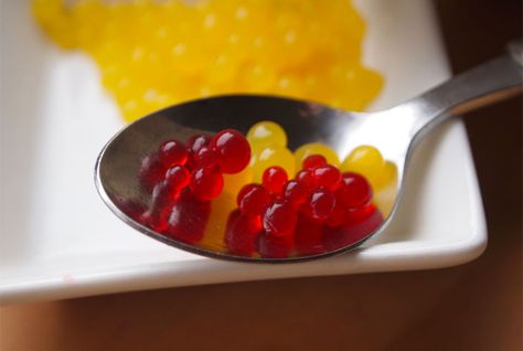 You Can Turn Any Liquid Into Luxurious "Caviar" Spheres | Mental Floss Fruit Caviar, Fruit Boba, Molecular Food, Gastronomy Recipes, Molecular Gastronomy Recipes, Caviar Recipes, Taiwanese Cuisine, Kitchen Science, Taiwan Food