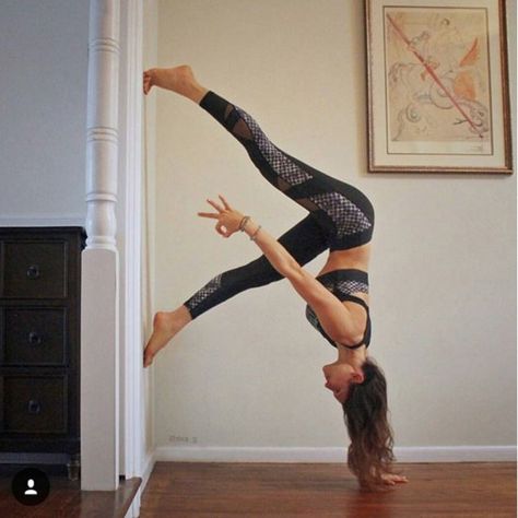 Hata Yoga, Photo Yoga, Wall Yoga, Yoga Nature, Ashtanga Vinyasa Yoga, Beautiful Yoga Poses, Sup Yoga, Yoga Props, Yoga Iyengar