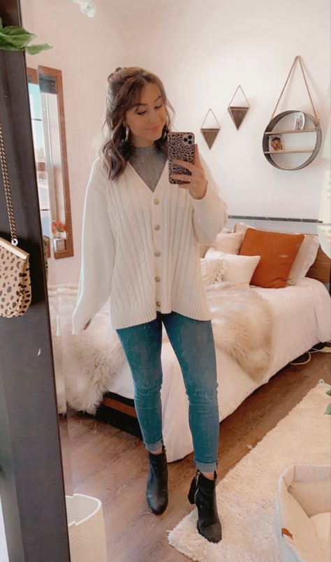 Winter Church Outfit, White Cardigan Outfit, Church Outfit Winter, Church Outfit Fall, Church Outfit Casual, White Cardigan Sweater, Winter Teacher Outfits, Teacher Outfits Fall, Church Outfit