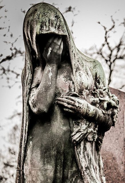 <b>Some of these wouldn't be the worst places to spend eternity.</b> Museum Statues, Père Lachaise Cemetery, Weeping Angels, Cemetery Angels, Cemetery Statues, Cemetery Headstones, Art Angel, Old Cemeteries, Cemetery Art