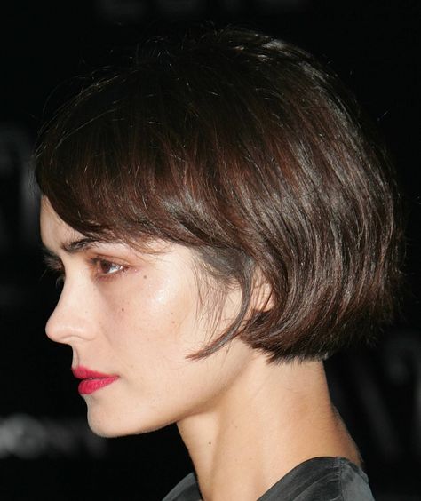 My pixie cut has grown out to about this length (only took 5 months!). But the back is slightly mullet-ish. I need a good trim. Bob Pendek, Dark Bob, Bob Hairstyles With Bangs, Hair Styles 2014, Trendy Short Haircuts, Short Bob Haircuts, Short Haircut, Red Lipstick, Short Bob Hairstyles