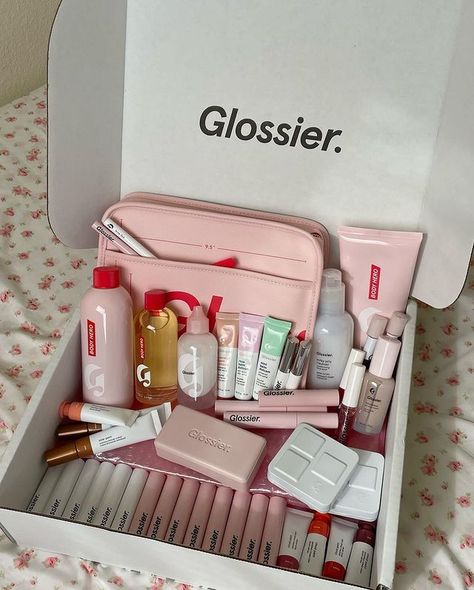 Glossier Balm Dotcom, Makeup Bag Essentials, Glossy Makeup, Shower Skin Care, Perfect Skin Care Routine, Pretty Skin Care, Skin Care Items, Pretty Skin, Makeup Items