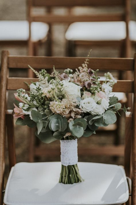 Pretty Wedding Bouquet, Simple Wedding Bouquets, Rustic Wedding Ideas, Rustic Wedding Bouquet, Rustic Wedding Flowers, Hand Bouquet, Thessaloniki, Bride Bouquets, Bridal Flowers