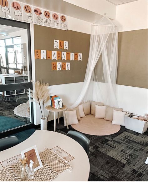 Boho Calm Down Corner Classroom, Relax Corner Classroom, Calm Down Station Classroom, Class Reading Corner Ideas, Classroom Zen Zone, Cozy Classroom Reading Corner, Cozy Classroom Corner, Cozy Corner In Classroom, Boho Calming Corner Classroom