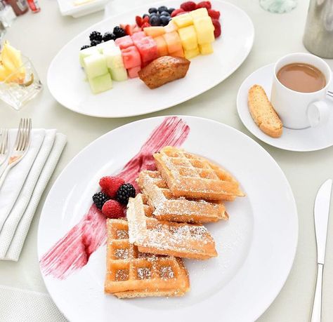 Breakfast perfection Waffle Plating Presentation, Waffle Plating Ideas, Plating Breakfast Presentation, Breakfast Plate Presentation, Italian Dinner Party Decorations, Carrot Recipes Side Dishes, Western Breakfast, Breakfast Presentation, Fine Dining Plating