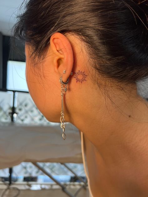 Behind The Ear Sun Tattoo Ideas, Minimal Tattoo Behind Ear, Planet Behind Ear Tattoo, Small Sun And Moon Tattoo Behind Ear, Discreet Tattoos Black Women, Cute Tats Behind Ear, Behind The Ear Tattoo Placement, Being Ear Tattoo, Behind The Ear Disney Tattoo