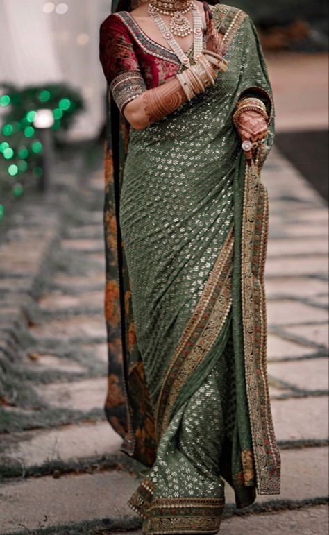 Sabyasachi Saree, Sabyasachi Mukherjee, Sabyasachi Sarees, Indian Bride Outfits, Fancy Sarees Party Wear, Indian Fashion Saree, Saree Designs Party Wear, Indian Brides, Indian Bridal Dress