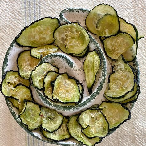 How to make low carb cucumber chips in dehydrator or in the oven. Salt And Vinegar Cucumber Chips, Salt Snacks, Dehydration Recipes, Low Carb Crunchy Snacks, Cucumber Chips, Vinegar Chips, Zucchini Chips Recipe, Salad Appetizer Cups, Vinegar Cucumbers