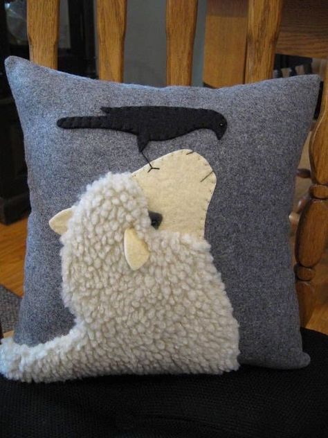 Applique Sheep, Sheep Pillow, Tovad Ull, Sheep Crafts, Applique Cushions, Looking At Each Other, Tea Cozies, Wool Felt Projects, Applique Pillows