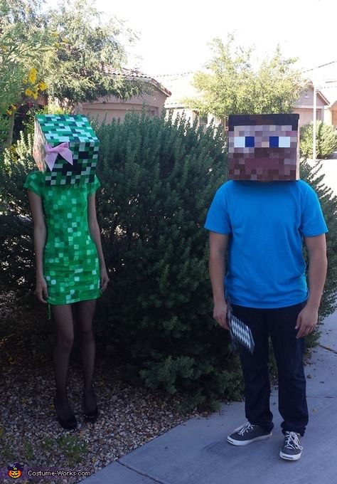 Minecraft Steve and Creeper - 2014 Halloween Costume Contest via @costume_works Minecraft Women Costume, Creeper Halloween Costume, Steve And Alex Costume, Minecraft Couple Costume, Gamer Halloween Costumes, Creeper Outfits, Minecraft Creeper Costume, Minecraft Cosplay, Minecraft Halloween Costume