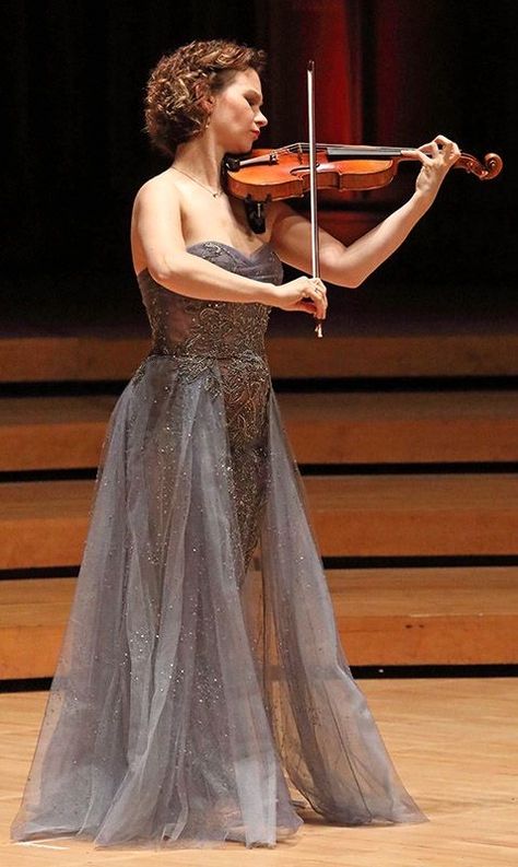 Hilary Hahn Violin, Chloe Chua, Violin Soloist, Opera Outfits, Hilary Hahn, Violin Player, Musician Photography, Violin Players, Music Jokes