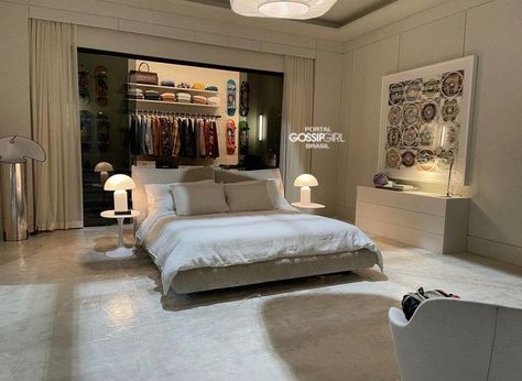 Old Money Modern Bedroom, Minimalist Retro Bedroom, Celebrity Bedrooms Interior Design, Stargirl Bedroom, Stargirl Room, Expensive Bedroom, Brazilian Nuts, Lavish Bedroom, Celebrity Bedrooms