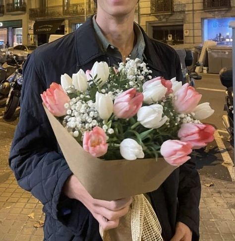 Boyfriend Holding Flowers, Boy Giving Flowers To Girl Aesthetic, Flower Bouquet Boyfriend, Receiving Flowers From Boyfriend, Tulips Aesthetic Bouquet, Ramo Aesthetic, Guy Holding Flowers, Tulips Bouquet Aesthetic, Bouquet Of Flowers From Boyfriend