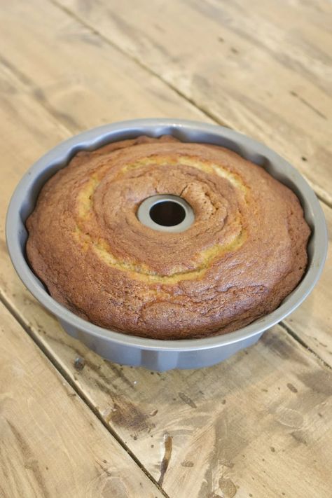 Banana Pound Cake Recipes, White Chocolate Pound Cake Recipe, Bundt Cake Lemon, White Chocolate Pound Cake, Yogurt Bundt Cake, Chocolate Chip Pound Cake, Banana Bundt Cake, Banana Bundt, Coconut Pound Cakes