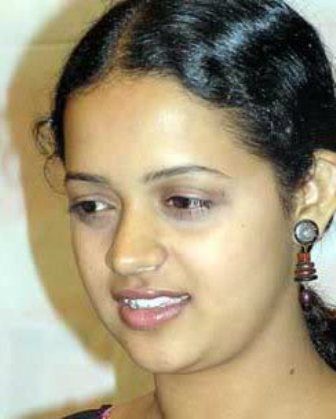 Bhavana Without Makeup 3 Trisha Photos, Bhavana Actress, Unseen Images, Love Your Smile, Becoming An Actress, White Pearl Earring, Pose For The Camera, Makeup Pictures, Without Makeup