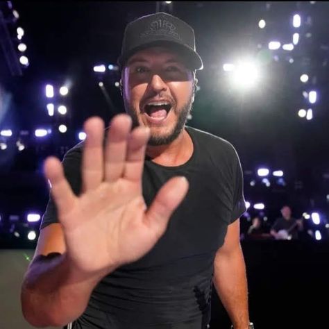 Luke Bryan Funny, Luke Bryan Pictures, Cma Fest, Shake It For Me, Country Boy, Luke Bryan, Country Boys, Music Artists, Song Lyrics