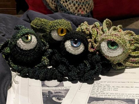 Weird Crochet, Plant Monsters, Spooky Crochet, Knit Home Decor, Crochet Pictures, Crochet Monsters, Crochet Eyes, Cool Crochet, Crochet Octopus