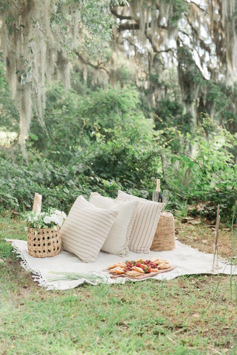 Middleton Place Proposal | Charleston Proposal | Tyler & Taylor - Showit Blog Simple Picnic Proposal, Proposal Ideas Forest, Proposal Blanket Set Up, Picnic Proposal Ideas Simple, Proposal Set Up Ideas Outside Simple, Proposal Picnic Ideas, Proposal Picnic Set Up, Spring Proposal Ideas, Outside Proposal Ideas