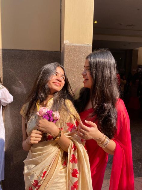 Best Poses For Besties, Best Friends Poses In Traditional, Bff Saree Poses, Sisters Photoshoot Poses Traditional, Saree Pose With Bestie, Desi Poses With Friends, Desi Friends Photoshoot Ideas, Kurti Poses With Friends, Traditional Poses With Friends