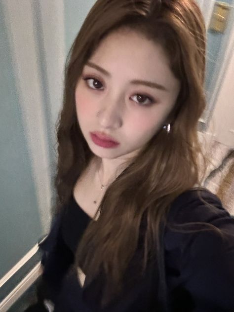 yunjin selca le sserafim Yunjin Kim, Le Sserafim Yunjin, Kpop Pfp, Dara Kpop, Huh Yunjin, Kim Chaewon, I Love Girls, Kpop Icons, Girl Icons