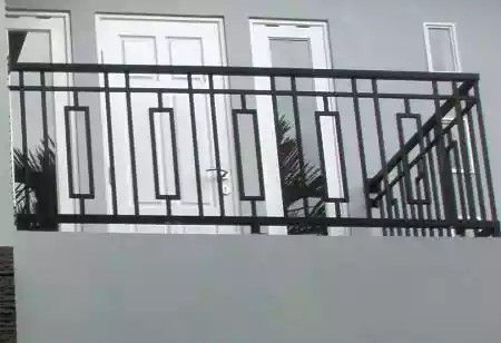 Balcony Railing Design Modern, Iron Railings Outdoor, Railing Balcony, Steel Railing Design, Staircase Railing Design, Grill Gate Design, Modern Balcony, Balcony Grill, Balcony Railing Design