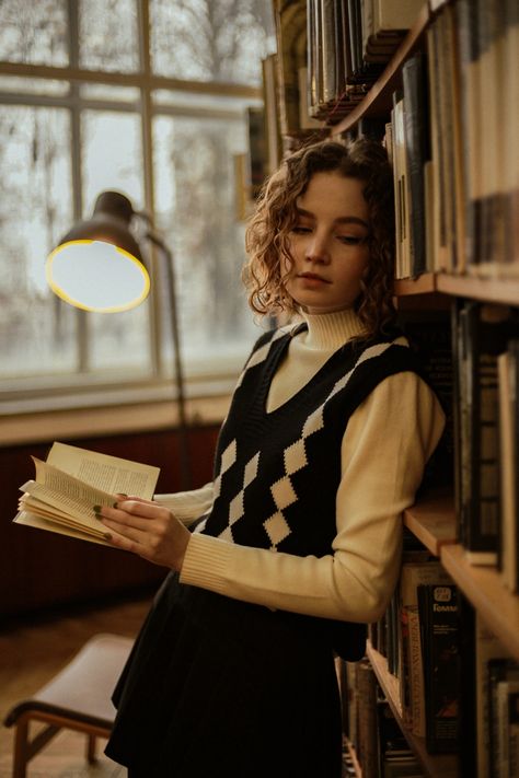 Senior Pictures Dark Academia, Book Nerd Photoshoot, Library Fashion Photoshoot, Bookstore Graduation Photos, Library Shoot Photo Ideas, Library Photo Shoot Aesthetic, Library Portrait Photography, Senior Photos Bookstore, Fall Portrait Ideas