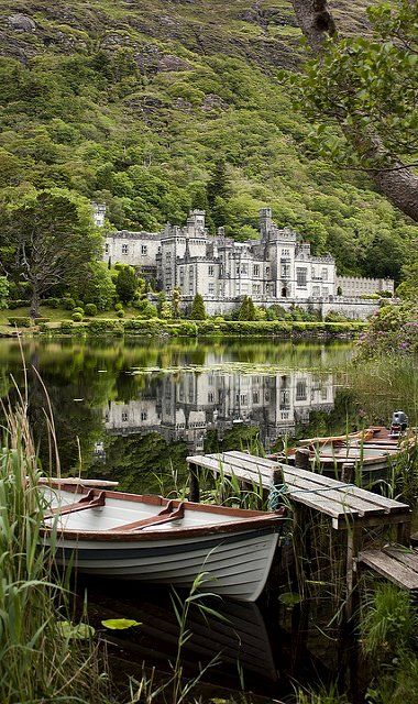 Abbaye de Kylemore dans le Connemara, comté de Galway, en #Irlande travel / voyage Kylemore Abbey, County Galway, Galway Ireland, A Castle, Galway, Ireland Travel, Pretty Places, Places Around The World, Vacation Spots