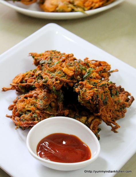 Methi Bhajiya, Ramzan Special Recipes, Methi Recipes, Pakoda Recipe, Kitchen Indian, Indian Appetizers, Pakora Recipes, Fritters Recipe, Paratha Recipes