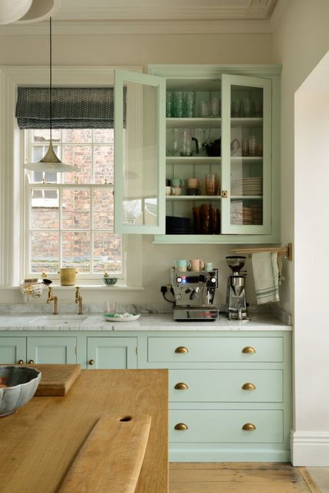 Trending on The Organized Home: Inspiring Storage Makeovers Kitchens Classic, Classic English Kitchen, Shaker Kitchen Design, Mint Kitchen, Devol Kitchens, Home Coffee Stations, English Kitchens, Green Cabinets, Shaker Kitchen