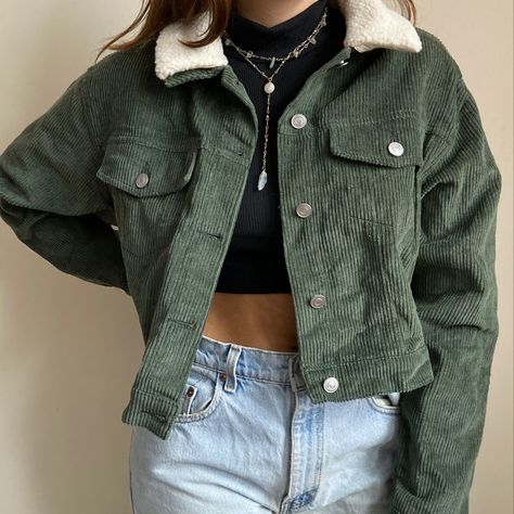 Cordory Jacket Outfit, Coudroy Jacket Outfits, Academic Fashion, Sherpa Jacket Outfit, Cropped Jacket Outfit, Thrifting Ideas, Corduroy Sherpa Jacket, Corduroy Shirt Jacket, Clothes Board