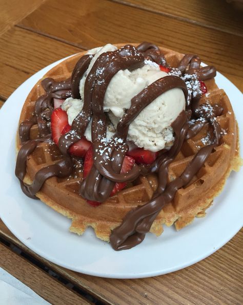 Waffle with strawberries, maple nut ice cream and Nutella! Waffles With Ice Cream, Nutella And Strawberries, Nutella Waffles, Cream And Strawberries, Waffle Ice Cream, Strawberry Waffles, Strawberry Ice Cream, Nutella, Strawberries