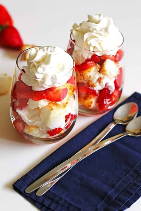 Trifle Cups, Strawberry Angel Food Cake, Angel Food Cake Desserts, Jar Desserts, Parfait Desserts, Strawberry Shortcake Recipes, Shortcake Recipe, Parfait Recipes, Savory Cakes