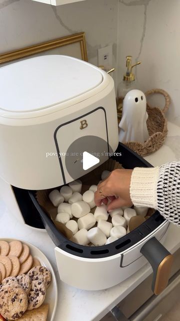 S'mores In Air Fryer, S’mores Dip Air Fryer Recipe, Air Fryer Marshmallow, Air Fryer Smores Dip, Air Fryer Smores Recipes, Smores Air Fryer, Air Fryer Smores, Air Fryer Christmas, Smores Ideas