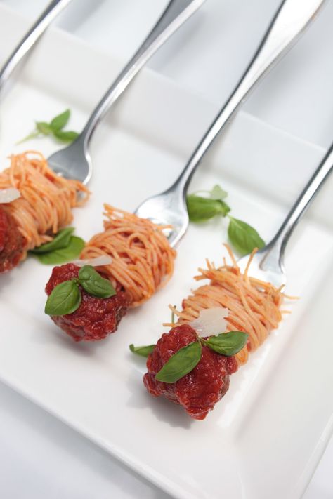 Meatball Plating, Wedding Appetizers, Meat Appetizers, Think Food, White Plate, Spaghetti And Meatballs, Mini Foods, Deviled Eggs, Food Presentation