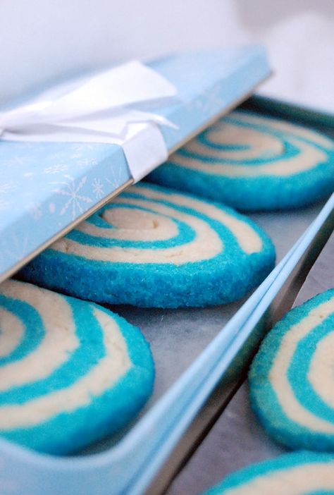 pinwheel sugar cookie Blue Party Foods, How To Make Pinwheels, Pinwheel Sugar Cookies, Pinwheel Cookies, Blue Desserts, Blue Cookies, Cookie Tutorials, Mood Food, Dried Cherries