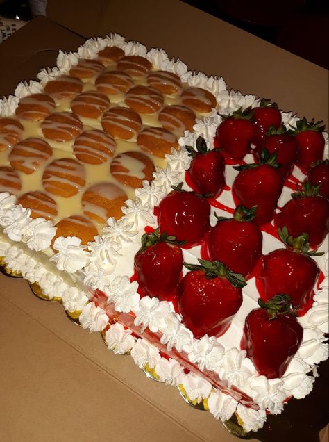 Half Strawberry, Strawberry Banana Cakes, Strawberries And Bananas, Strawberry Crunch Cake, Cheesecake Cake Recipes, Cake With Strawberries, Banana Pudding Cake, Banana Pudding Cheesecake, Strawberry Shortcake Recipes