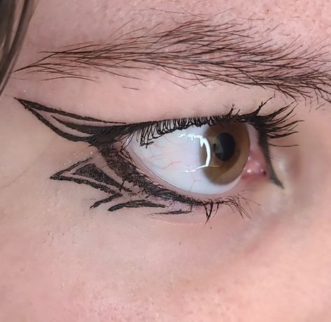 Cosplay Makeup Hooded Eyes, Black Graphic Liner Hooded Eyes, Eyeliner Designs For Hooded Eyes, Water Liner Eye Makeup, Black Graphic Eyeliner Hooded Eyes, Hooded Eyes Graphic Liner, Hooded Eye Graphic Liner, Eyeliner Hooded Eyes Winged, Eyeliner Ideas For Hooded Eyes