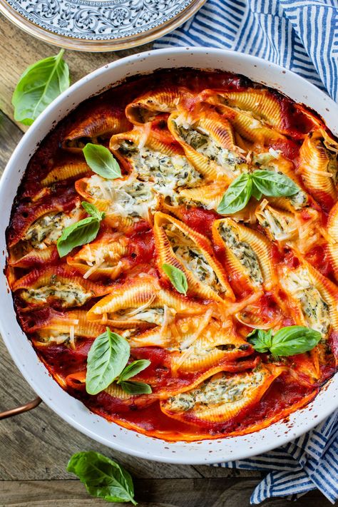 Delicious Vegan Stuffed Shells High Protein Vegetarian Snack Recipes, Fancy Vegetarian Dinner, Vegan Casseroles, Vegan Stuffed Shells, Ricotta Spinach, Tofu Ricotta, Homemade Tofu, Vegan Entrees, Stuffed Pasta