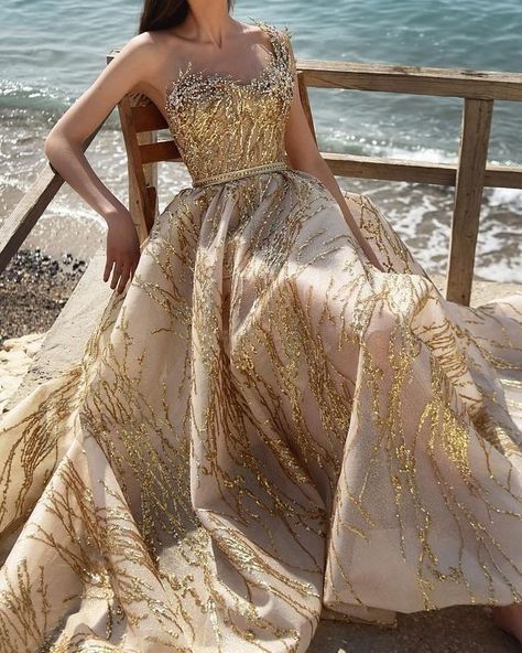 Gold Gowns Elegant, Indian Wedding Gowns, Golden Dress, Gowns Dresses Elegant, Dinner Dress Classy, Shimmer Dress, Ball Gowns Evening, Most Beautiful Dresses, Glam Dresses