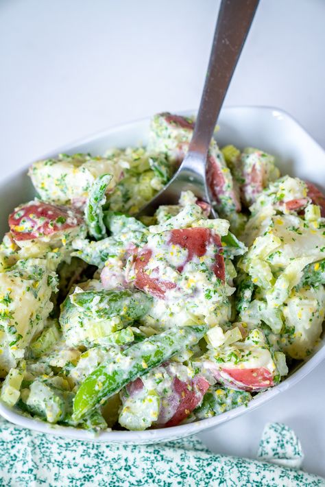 Green Goddess Potato Salad?utm_source=12tomatoes 12 Tomatoes Green Goddess Salad, Green Goddess Potato Salad, Salad Green Goddess, Healthy Potato Salad, Green Goddess Salad Dressing, Green Goddess Salad, Potatoe Salad, Goddess Salad, Healthy Potato