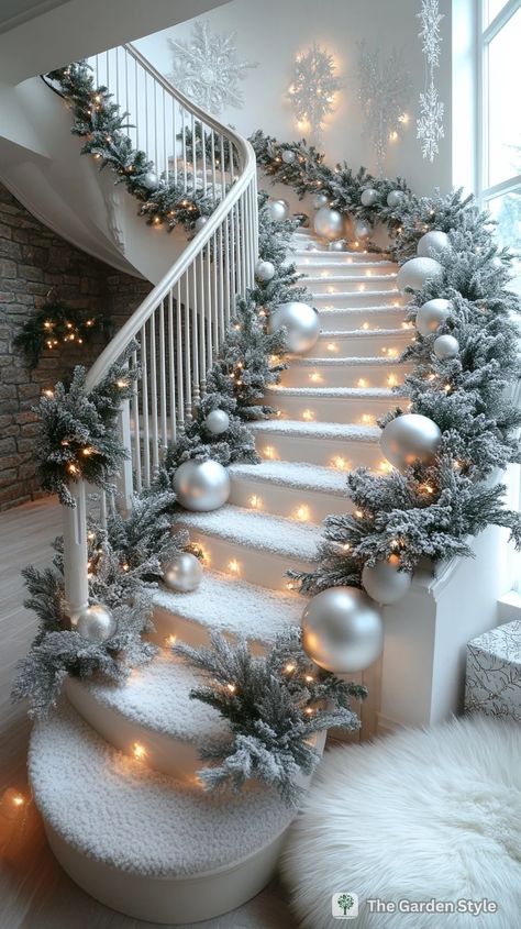 40 Inspiring White Christmas Decorations - The Garden Style In House Christmas Decorations, Modern Xmas Decorations, White Christmas Staircase Decor, Christmas Spiral Staircase, Stairwell Christmas Decor, White Christmas Decorations Elegant, Stairs Christmas Decorations, Christmas Decor Staircase, Christmas Staircases