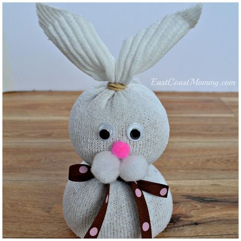 East Coast Mommy: No-sew Sock Bunnies Sock Bunnies, Sock Bunny, Sock Dolls, Sock Toys, Easy Easter Crafts, Sock Crafts, Easter Bunny Crafts, Easter Cake, Easter Decorations Dollar Store