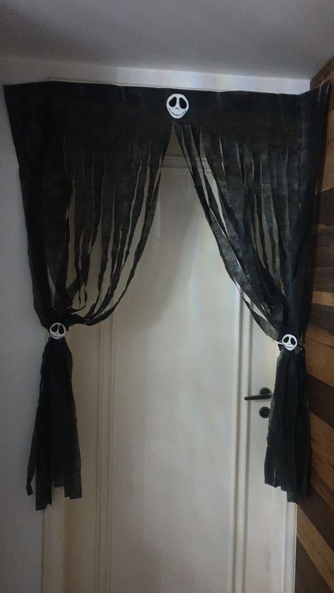 Halloween Photo Booth Ideas Backdrops, Halloween Picture Wall, Ideas Para Halloween Decoration, Painel Halloween, Halloween Decorations Door, Halloween Wall Decorations, Halloween Crafts Diy Projects, Halloween Curtains, Dekorasi Halloween