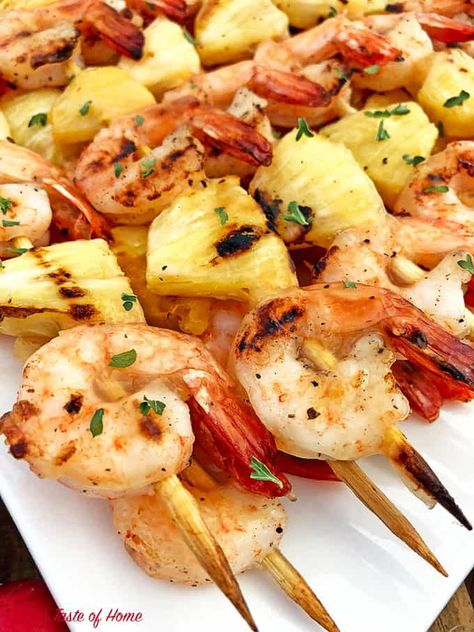 Hawaiian Party Food, Shrimp Kabob Recipes, Pineapple Kabobs, Luau Party Food, Luau Food, Shrimp Kabobs, Hawaiian Bbq, Aloha Party, Hawaiian Luau Party