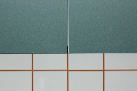 Orange Grout Kitchen, White Tiles Orange Grout, Coloured Grout Kitchen, Orange Grout, 1940 Bathroom, White Tile Splashback, Green Grout, Colored Grout, Kitchen 2023