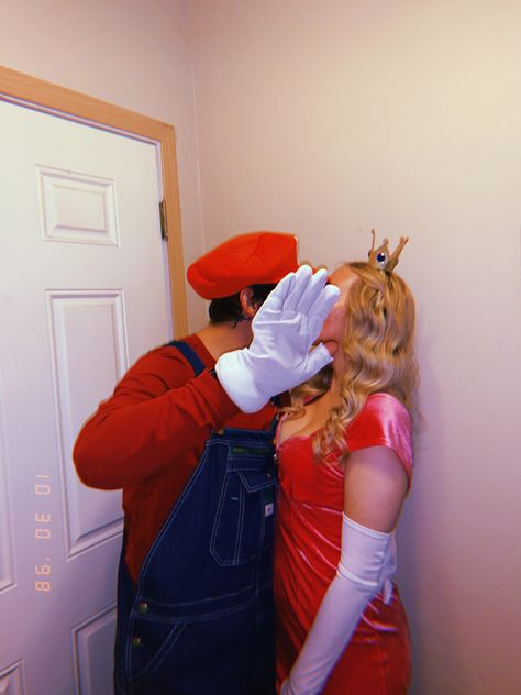 Mario And Peach Costumes For Couples, Mario And Princess Peach Costume, Toad Mario Costume, Mario Costume Women, Spirit Weeks, Partner Costumes, Princess Peach Costume, Couple Halloween Costume, Cute Couples Costumes