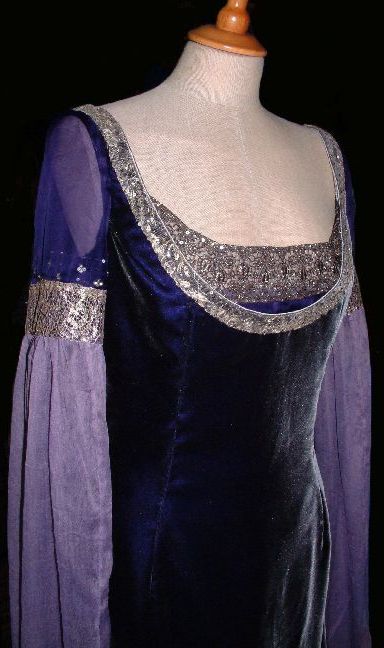 Rossetti: Ariadne closeup Arwen Costume, Arwen Dress, Fantasy Ethereal, Lotr Costume, Dress Medieval, Elven Dress, Burne Jones, Medieval Gown, Historical Dress