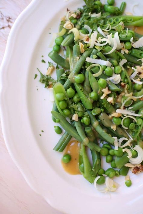 Crunchy Green Bean, Pea and Walnut Salad is a great addition to your table in spring and summer. It’s healthy and fresh and looks beautiful composed on a plate or with all the ingredients gently tossed together in a bowl. .#studiodeliciouseats #healthyanddelicioussalad#unusualcombination #saladrecipes#greenbeansalad #peaandwalnutsalad Spring Food, Green Bean Salads, Mint Salad, Veggie Noodles, Pea Salad, Walnut Salad, Fresh Green Beans, Green Bean Recipes, White Plate