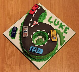 Good idea for planes, trains, and automobiles bday I want to do. Sixth Birthday Cake, Race Track Cake, Road Cake, Hot Wheels Cake, Make Birthday Cake, 6th Birthday Cakes, Cupcakes For Boys, Hot Wheels Birthday, 4th Birthday Cakes